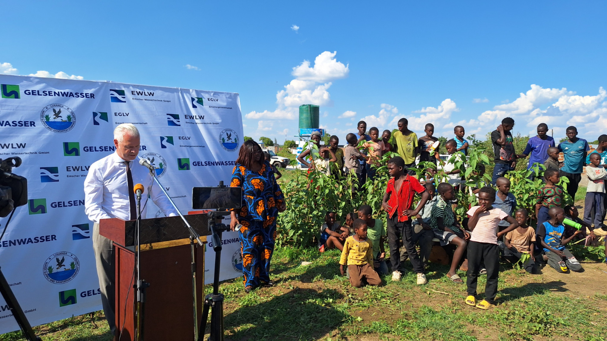 Zur Einweihung des Wasserkiosks in Sambia sprach Prof. Dr. Frank Obenaus, Vorstand für Wassermanagement und Technik bei Emschergenossenschaft und Lippeverband (EGLV), vor Ort einige Worte zu den Anwesenden.  © Eberhard Holtmeier/EGLV 