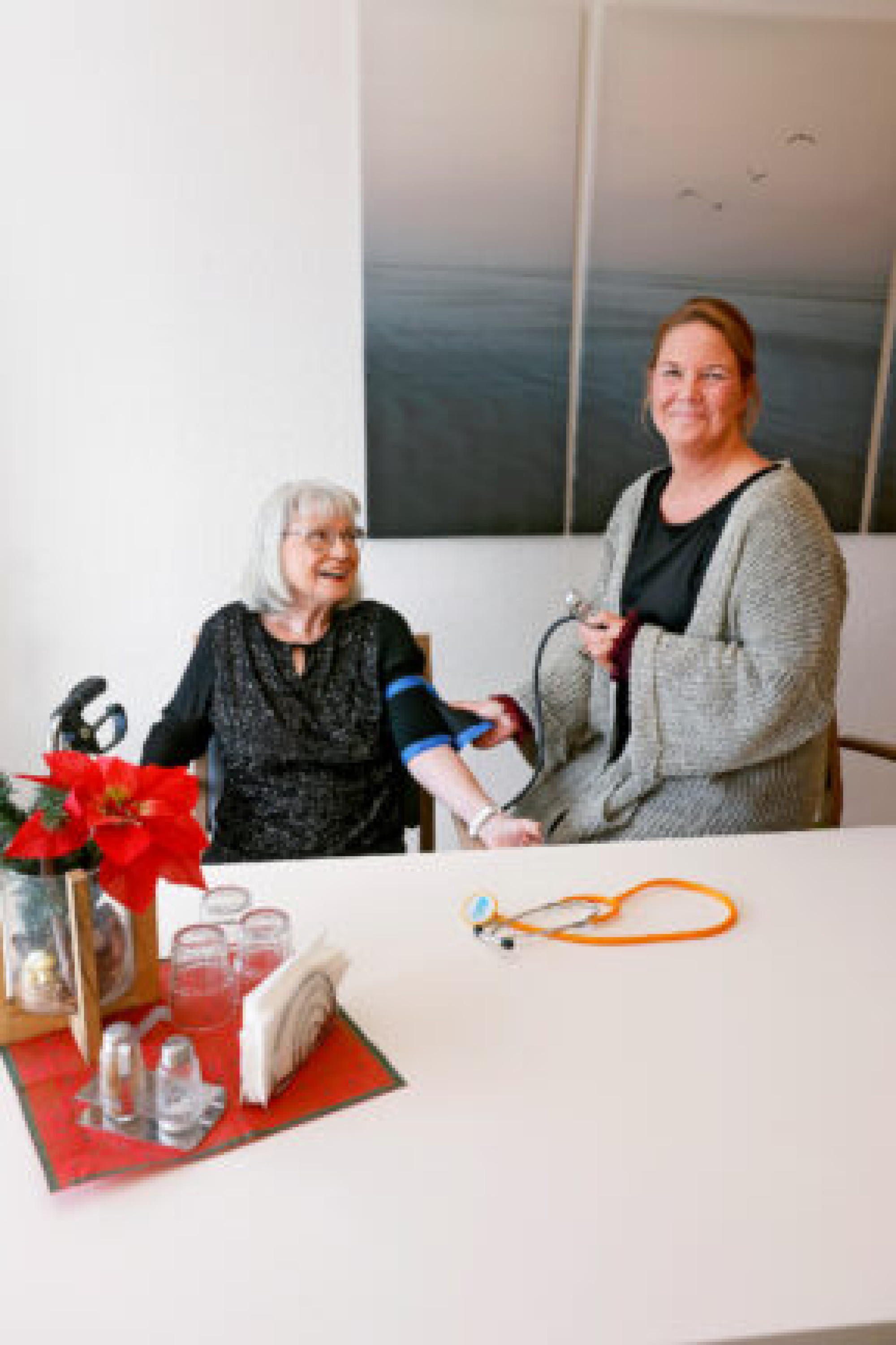 05.12.2025
Oer-Erkenschwick
Matthias Claudius Zentrum 
Bewohnerin Elisabeth Schaffrin und Altenpflegerin Sarah Schüler 
foto: copyright  marco stepniak  -  
mobil  +49  171-2771906 ,  marco@stepniak-bild.de